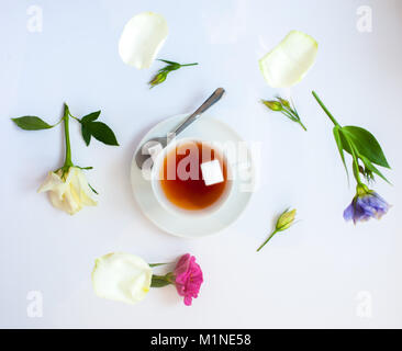 Flatlay con elegante set da tè susseguono da fiori Foto Stock