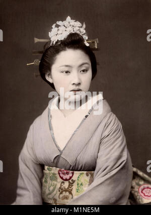 C.1880's Giappone - geisha con fiori nei capelli Foto Stock
