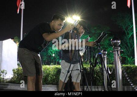 Manila, Filippine. 31 gennaio, 2018. 09:24 PM -- un gruppo di fotografi la loro posizione marcia in previsione del prossimo raro evento lunare. Credito: Dennis Jerome Acostap/Pacific Press/Alamy Live News Foto Stock