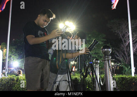 Manila, Filippine. 31 gennaio, 2018. 09:25 PM -- un gruppo di fotografi la loro posizione marcia in previsione del prossimo raro evento lunare. Credito: Dennis Jerome Acostap/Pacific Press/Alamy Live News Foto Stock