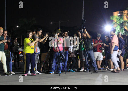 Manila, Filippine. 31 gennaio, 2018. 09:26 PM -- un gruppo di fotografi la loro posizione marcia in previsione del prossimo raro evento lunare. Credito: Dennis Jerome Acostap/Pacific Press/Alamy Live News Foto Stock