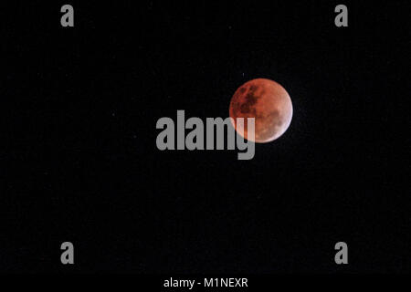 Manila, Filippine. 31 gennaio, 2018. 10:01 PM- la luna infine passa da, inizio ancora una volta a riflettere la luce dal sole, lo spegnimento della tinta rossastra dal credito: Dennis Jerome Acostap/Pacific Press/Alamy Live News Foto Stock