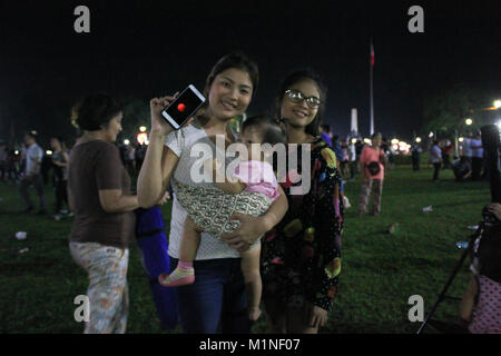 Manila, Filippine. 31 gennaio, 2018. 10:35 PM- Una famiglia orgogliosamente contiene fino il loro cellulare colpo di super sangue blu moon fenomeno al Luneta Park. Credito: Dennis Jerome Acostap/Pacific Press/Alamy Live News Foto Stock