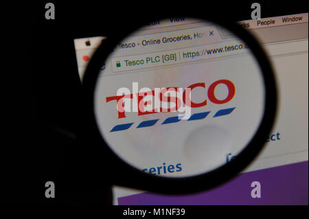 Supermercato Tesco's sito è visto attraverso una lente di ingrandimento Foto Stock