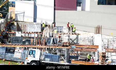 Gosford, Australia - 24 Ottobre. 2017: costruzione progressi su un blocco di nuove unità abitative in costruzione a 47 Beane San Nuovo Galles del Sud, Australia. Foto Stock