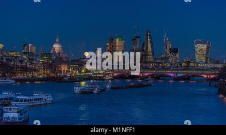 Il gennaio Blue Moon. Un supermoon salendo su Londra Foto Stock