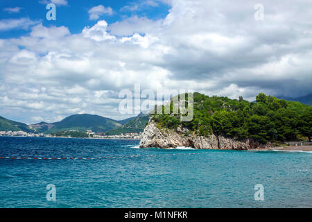 Pittoresca vista estiva del litorale adriatico in Riviera Budvan. Milocer spiaggia nei pressi di Sveti Stefan, Montenegro Foto Stock