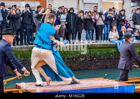 Ballerini di tango dancing in barca che partecipano in acqua sfilata di Carnevale di Venezia 2018. Venezia, Italia. Il 28 gennaio 2018. Foto Stock