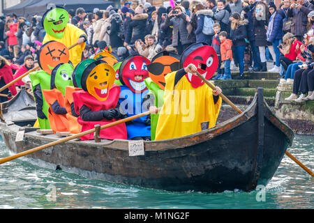 Acqua Masqurade sfilata di Carnevale di Venezia 2018. Rio di Cannaregio, Venezia, Italia. Il 28 gennaio 2018. Foto Stock