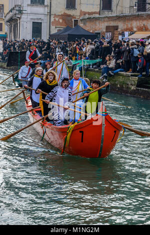 Acqua Masqurade sfilata di Carnevale di Venezia 2018. Rio di Cannaregio, Venezia, Italia. Il 28 gennaio 2018. Foto Stock