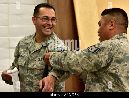 Avieri dal 163d Medical Group partecipa in una medicina tattica corso ospitato dal gruppo 2 maggio 2017, a marzo riserva d'aria di base, California. Il corso è stato insegnato da un trauma ai medici di Arrowhead Regional Medical Center di Colton, California, ed è stato aperto fino al personale da altre unità sulla base. (Air National Guard Foto Stock