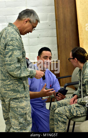 Avieri dal 163d Medical Group partecipa in una medicina tattica corso ospitato dal gruppo 2 maggio 2017, a marzo riserva d'aria di base, California. Il corso è stato insegnato da un trauma ai medici di Arrowhead Regional Medical Center di Colton, California, ed è stato aperto fino al personale da altre unità sulla base. (Air National Guard Foto Stock