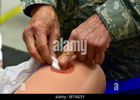 Avieri dal 163d Medical Group partecipa in una medicina tattica corso ospitato dal gruppo 2 maggio 2017, a marzo riserva d'aria di base, California. Il corso è stato insegnato da un trauma ai medici di Arrowhead Regional Medical Center di Colton, California, ed è stato aperto fino al personale da altre unità sulla base. (Air National Guard Foto Stock