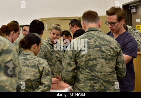 Avieri dal 163d Medical Group partecipa in una medicina tattica corso ospitato dal gruppo 2 maggio 2017, a marzo riserva d'aria di base, California. Il corso è stato insegnato da un trauma ai medici di Arrowhead Regional Medical Center di Colton, California, ed è stato aperto fino al personale da altre unità sulla base. (Air National Guard Foto Stock