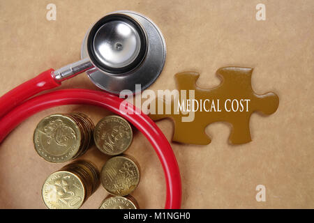 Concetto medico sanitario con parole sulla gold puzzle Foto Stock