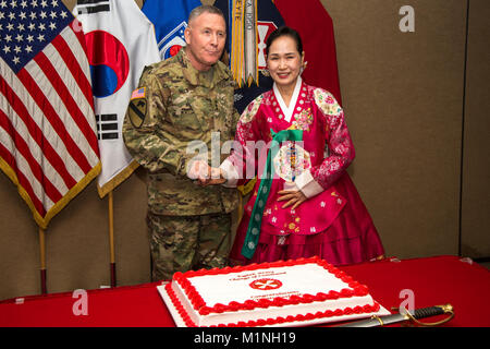 Stati Uniti Esercito Lt. Gen. Michael A. bollette, comandante generale dell Ottava Armata, pone con una valutazione a Camp Humphreys in Corea del Sud, 5 gennaio 2018. Lt. Gen. Thomas S. rinunciato agli atti vandalici il comando di Lt. Gen. Michael A. cambiali come il nuovo comandante generale dell Ottava Armata. (U.S. Esercito Foto Stock