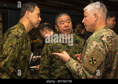 Stati Uniti Esercito il Mag. Gen. Arlan DeBlieck, Ottava Armata vice comandante generale di supporto, parla con i leader internazionali a Camp Humphreys in Corea del Sud, 5 gennaio 2018. Lt. Gen. Thomas S. rinunciato agli atti vandalici il comando di Lt. Gen. Michael A. cambiali come il nuovo comandante generale dell Ottava Armata. (U.S. Esercito Foto Stock