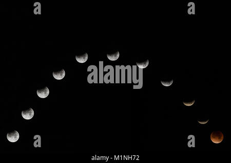 Fasi di piena Blue Lunar Eclipse cambia a rosso sangue luna. Foto Stock