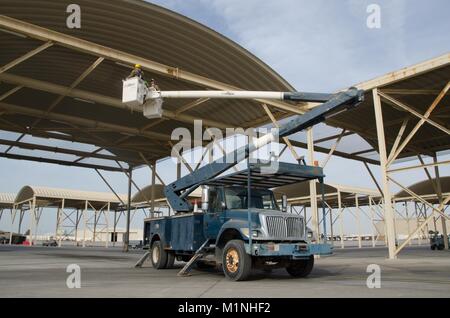 Stati Uniti Air Force Senior Airman Robert Haehnel e Staff Sgt. Brandon Hutchinson 380 Expeditionary ingegnere civile squadrone specialisti elettrico, installare la nuova energia efficienti diodi emettitori di luce (LED) lampadine su la Flightline di Al Dhafra Air Base, Emirati Arabi Uniti, 29 gennaio, 2018. La qualità della luce LED lampadine durano più a lungo e sono più resistenti e offrono paragonabile o migliore qualità della luce rispetto ad altri tipi di illuminazione. (U.S. Air National Guard photo by Staff Sgt. Colton Elliott) Foto Stock