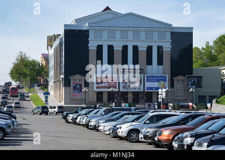 Petropavlovsk-Kamchatsky Città, penisola di Kamchatka, Russia: estate vista sulla facciata moderna costruzione di Kamchatka il dramma e la commedia del teatro. Foto Stock