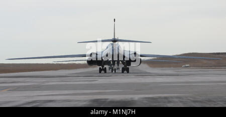 B-1 bombardieri di ritorno da Andersen Air Force Base, Guam, taxi giù per la pista a Ellsworth Air Force Base, S.D., 25 gennaio, 2018. B-1 bombardieri dal 37th Bomb Squadron e Avieri dal 37th Manutenzione aeromobili unità sono stati distribuiti per Andersen AFB, per prendere parte al bombardiere della continua presenza di missione. (U.S. Air Force Foto Stock