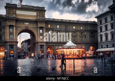 Firenze, Italia - 19 Maggio 2017: Arch e la giostra in Piazza della Repubblica (piazza della Repubblica) su una drammatica giornata piovosa a Firenze, Italia. Foto Stock