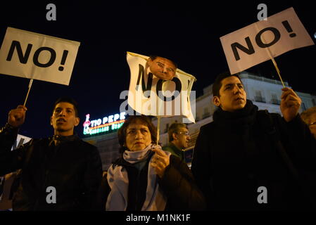 Madrid, Spagna. 31 gennaio, 2018. Manifestanti tenere banner come essi prendono parte a una manifestazione di protesta a Madrid contro Ecuador il presidente Lenin Moreno, e alla richiesta di supporto di "No" nel referendum. Credito: Jorge Sanz/Pacific Press/Alamy Live News Foto Stock