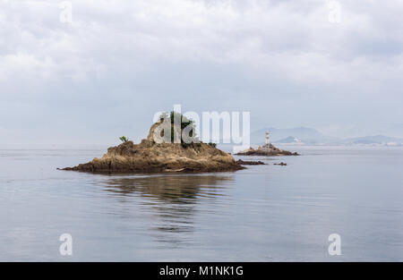 Vista da Oshima Isola verso Imabari (Shikoku); Seto Inland Sea, Giappone Foto Stock