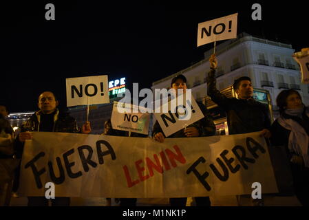 Madrid, Spagna. 31 gennaio, 2018. Manifestanti tenere banner come essi prendono parte a una manifestazione di protesta a Madrid contro Ecuador il presidente Lenin Moreno, e alla richiesta di supporto di "No" nel referendum. Credito: Jorge Sanz/Pacific Press/Alamy Live News Foto Stock