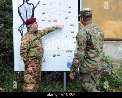 L'Esercito Italiano Col. Marco Becherini, Folgore (ABN) vigili del Centro di formazione Commander, colloqui con gli Stati Uniti Esercito Lt. Col. Ismael B. Natividad, formazione di attività di supporto (Europa TSAE) Direttore, durante la sua visita a valle Ugione Area Formazione, , Livorno, Italia, Jan 30, 2018.( Foto Stock