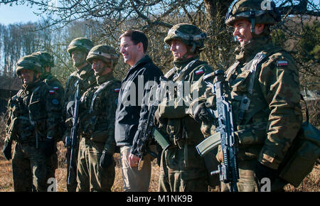 Il Segretario dell'esercito, il dottor Mark T. Esper, comporta per un gruppo Foto Stock