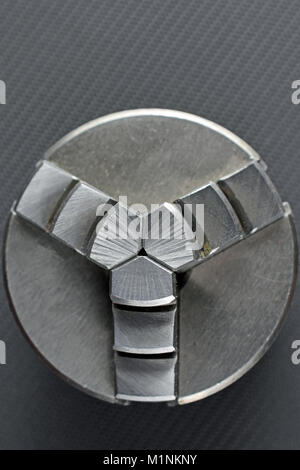 3 morse per tornio di metallo su sfondo scuro. Verticale in alto visualizza immagine con testo roomfor. Foto Stock