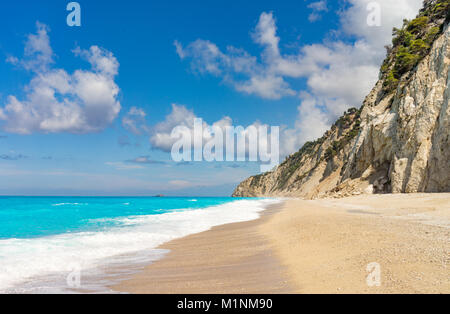 Spiaggia Bianca vicino azzurro mare Ionio (Egremni, Lefkada, Grecia) Foto Stock