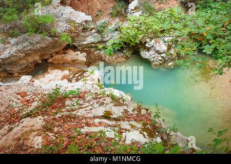 Vista panoramica della bellissima natura, acqua e cascata Foto Stock