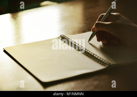La scrittura della nota sul tavolo di legno, Vintage tono dell'immagine Foto Stock