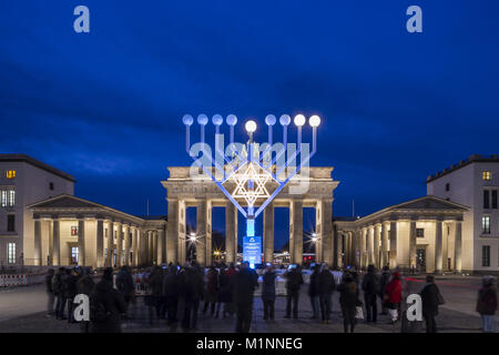 Una Hanukkah candelabri sorge di fronte alla Porta di Brandeburgo a Berlino, Germania, 13 dicembre 2017. Il dodicesimo di dicembre ha visto l'inizio del festival ebraico di luci. Foto: Wolfram Kastl/dpa | Utilizzo di tutto il mondo Foto Stock