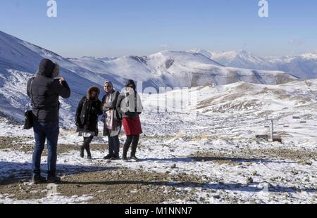 Le donne iraniane posano per una foto di gruppo sulla parte superiore della Tochal montain, a nord di Teheran, 30 novembre 2017. | Utilizzo di tutto il mondo Foto Stock