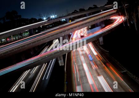 Allungata automobile sentieri di luce del traffico, dove le autostrade 805 e 163 si sovrappongono in San Diego, nel novembre 2017. | Utilizzo di tutto il mondo Foto Stock