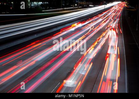 Allungata automobile sentieri di luce del traffico su autostrada 163 in Birdland, San Diego, nel dicembre 2017. | Utilizzo di tutto il mondo Foto Stock