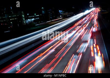 Allungata automobile sentieri di luce del traffico su autostrada 163 in Birdland, San Diego, nel dicembre 2017. | Utilizzo di tutto il mondo Foto Stock