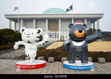 Corea del Sud: la mascotte del PyeongChang 2018 Olympic (Soohorang, a sinistra) e Giochi Paralimpici Invernali (Bandabi, destro) nella parte anteriore del gruppo nazionale di costruzione della Corea del Sud a Seul. Foto da 30. Dicembre 2017. | Utilizzo di tutto il mondo Foto Stock