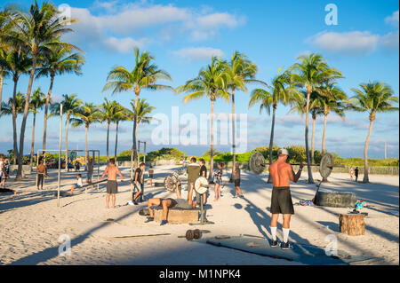 MIAMI - Dicembre 27, 2017: muscolari giovani uomini di allenamento all'aperto dalla stazione di Lummus Park nota come Spiaggia del muscolo. Foto Stock