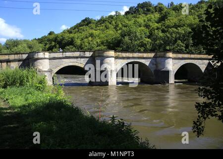 Il Werra ponte in Creuzburg. È stato costruito nel 1223 ed è uno dei più antichi della pietra naturale ponti. Con una lunghezza di 86 m, si attraversa il fiume Werra. Accanto si trova la cappella Liborius, costruito nel 1499. Creuzburg, Turingia, Germania, Europa Data: 14 Agosto 20 | Utilizzo di tutto il mondo Foto Stock