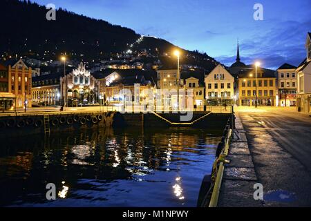 L'acqua dalla baia del porto di Vågen riflettendo le luci della città Bergen la mattina crepuscolo, 1 Marzo 2017 | Utilizzo di tutto il mondo Foto Stock