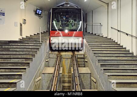 Carro rosso dalla funicolare Fløibanen a Bergen la stazione a valle con passaggi su entrambi i lati, 1 Marzo 2017 | Utilizzo di tutto il mondo Foto Stock