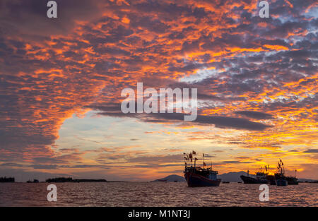 Il vietnamita pescherecci ancorati nel Mare della Cina del Sud, al di fuori di Hoi An, Vietnam. Foto Stock