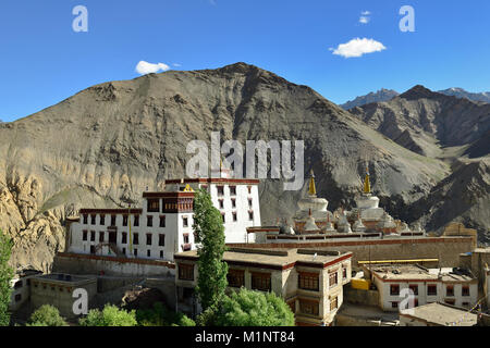 Splendido panorama del Karakorum nelle vicinanze della città di Lamayuru. Locali sono denominazione di questa formazione di roccia con 'Martian terra'. Questa regione è uno scopo Foto Stock