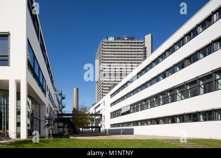 Bonn, Regierungsviertel (Bundesviertel, Parlamentsviertel), 'Schürmann-bau, Sitz des mittenti 'Deutsche Welle'', dahinter ehemaliges Abgeordnetenhochh Foto Stock