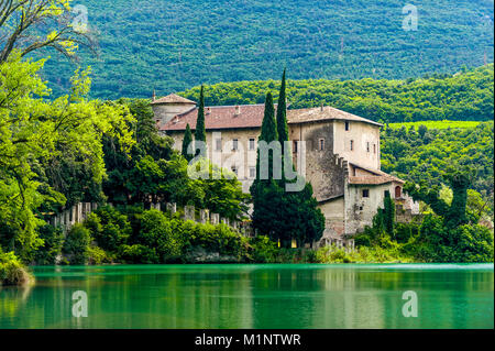 Italia Trentino Lago di Toblino e castello Foto Stock