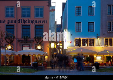 Germania, Colonia, case nella parte storica della città alla Frankenwerft, sulla sinistra il ristorante Haxnhaus zum Rheingarten, vista la corsia Foto Stock